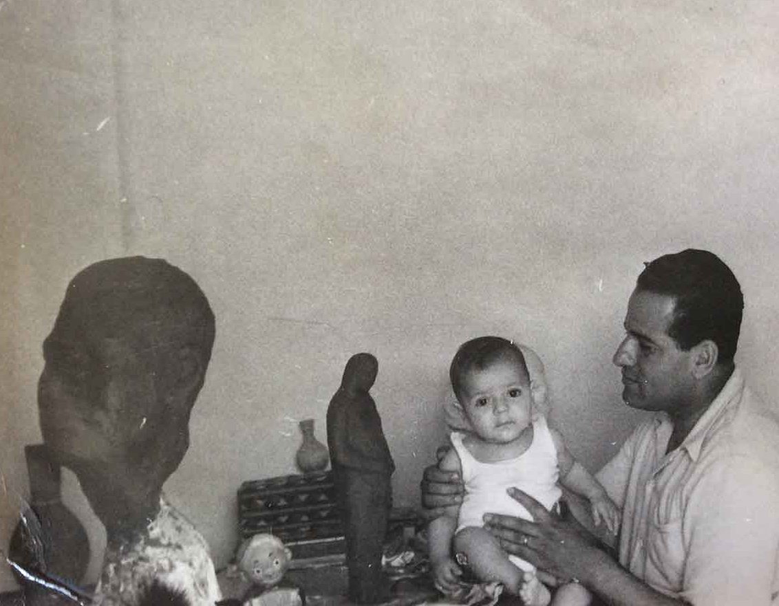 عماد طفلا في مكتب والده بدر الدين أبو غازي 