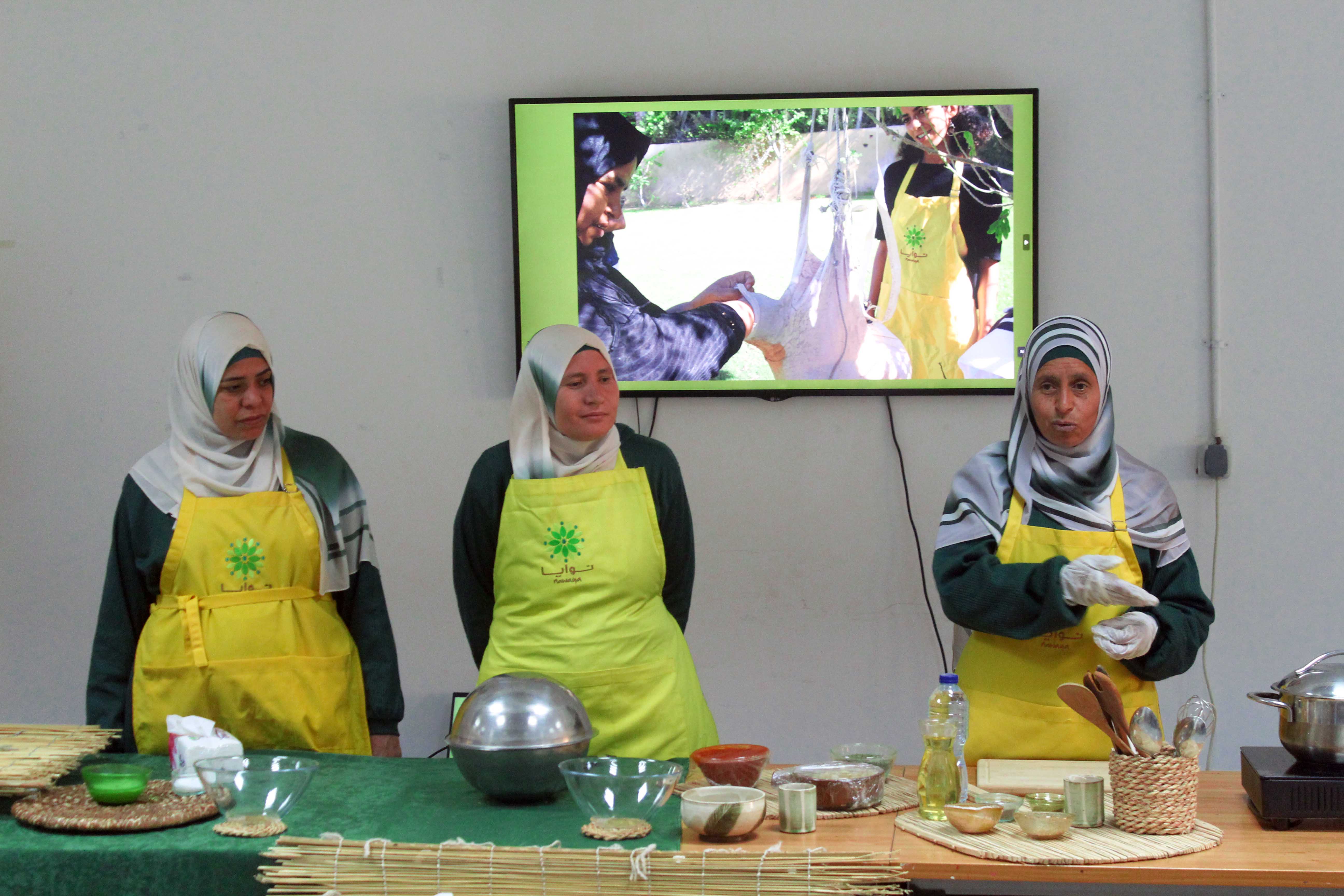 ثلاث سيدات من مدينة البدرشين بمحافظة الجيزة يقدمن ورشة صناعة الجبن والزبدة.. تصوير: أحمد طه
