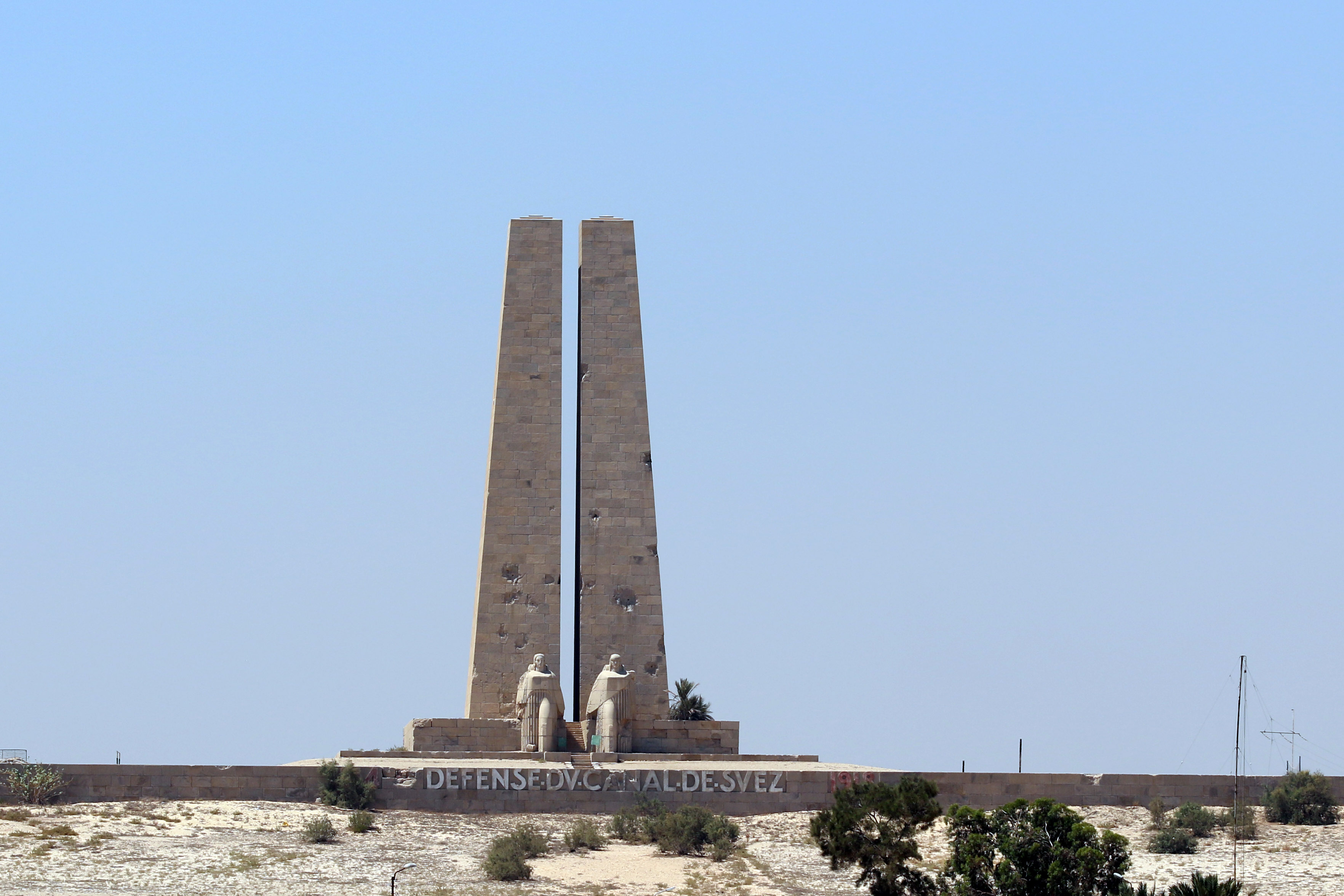 نصب الدفاع عن قناة السويس كما يمكن رؤيته من القناة.. تصوير: محمد عوض