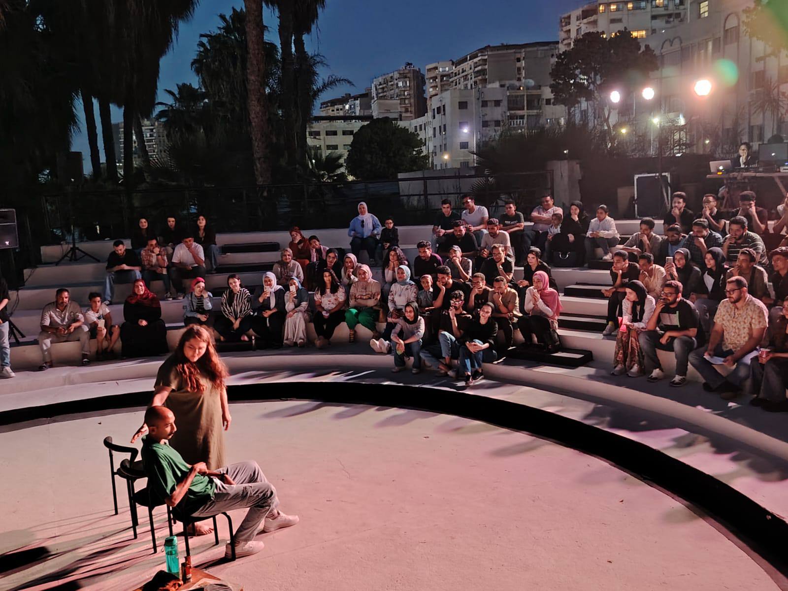 العرض المسرحي كل حاجة حلوة