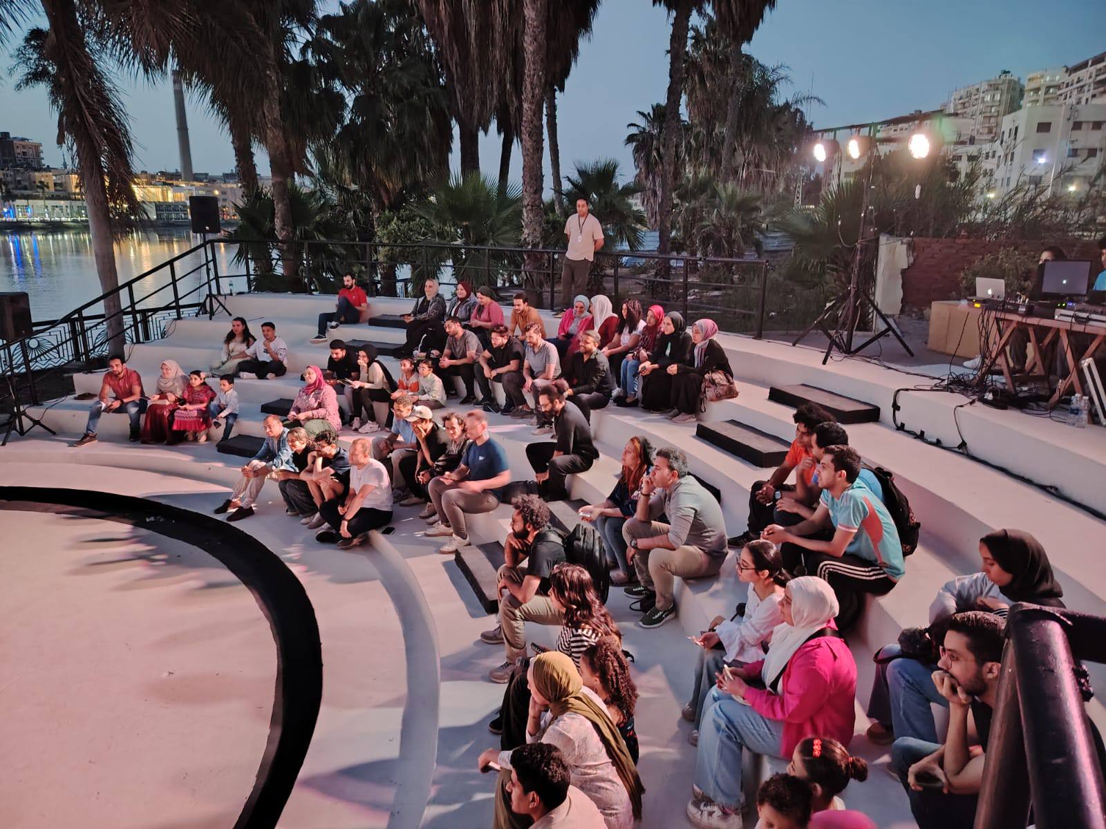 العرض المسرحي كل حاجة حلوة