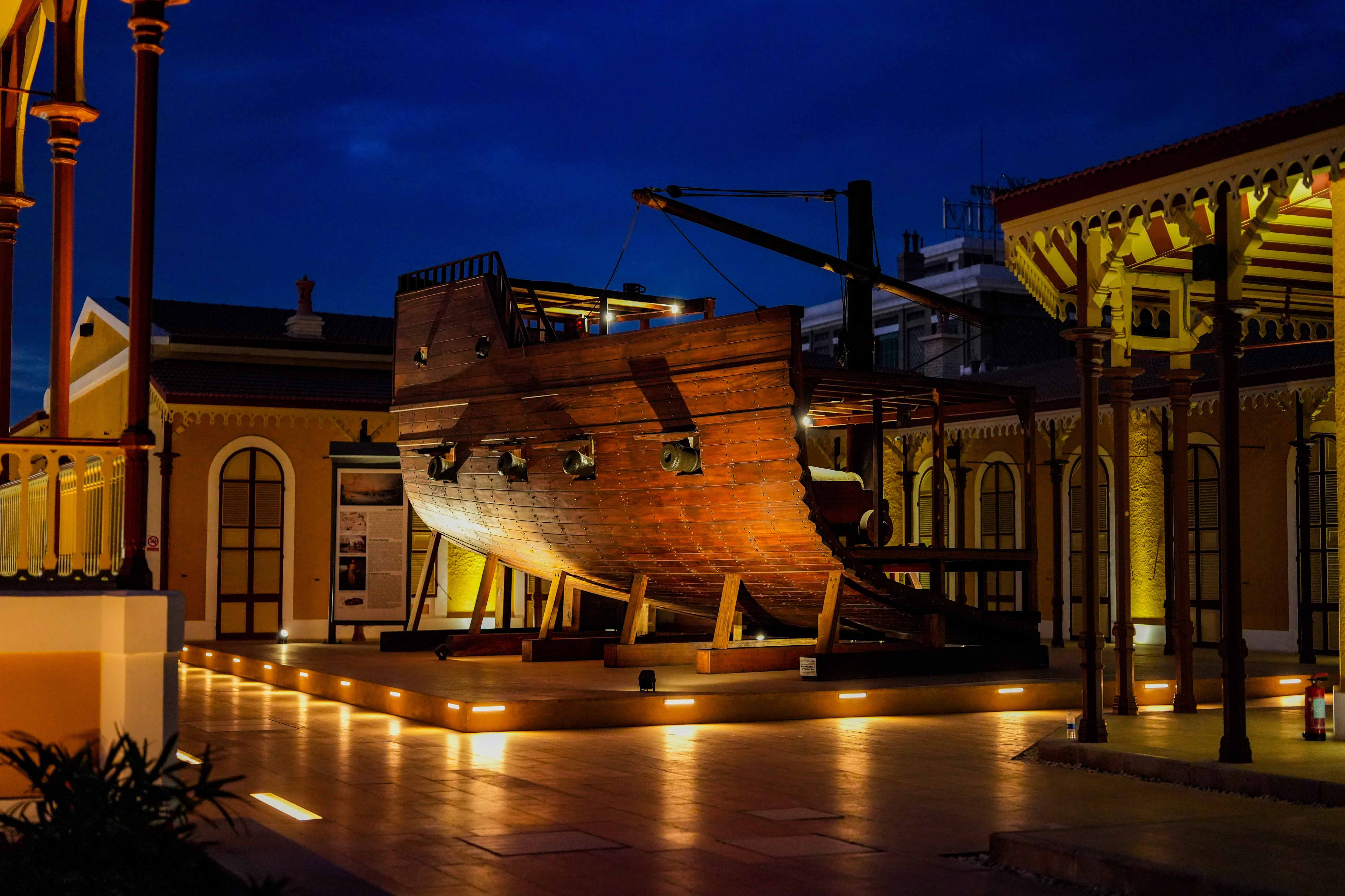 نموذج لسفينة قديمة بساحة عرض المتحف