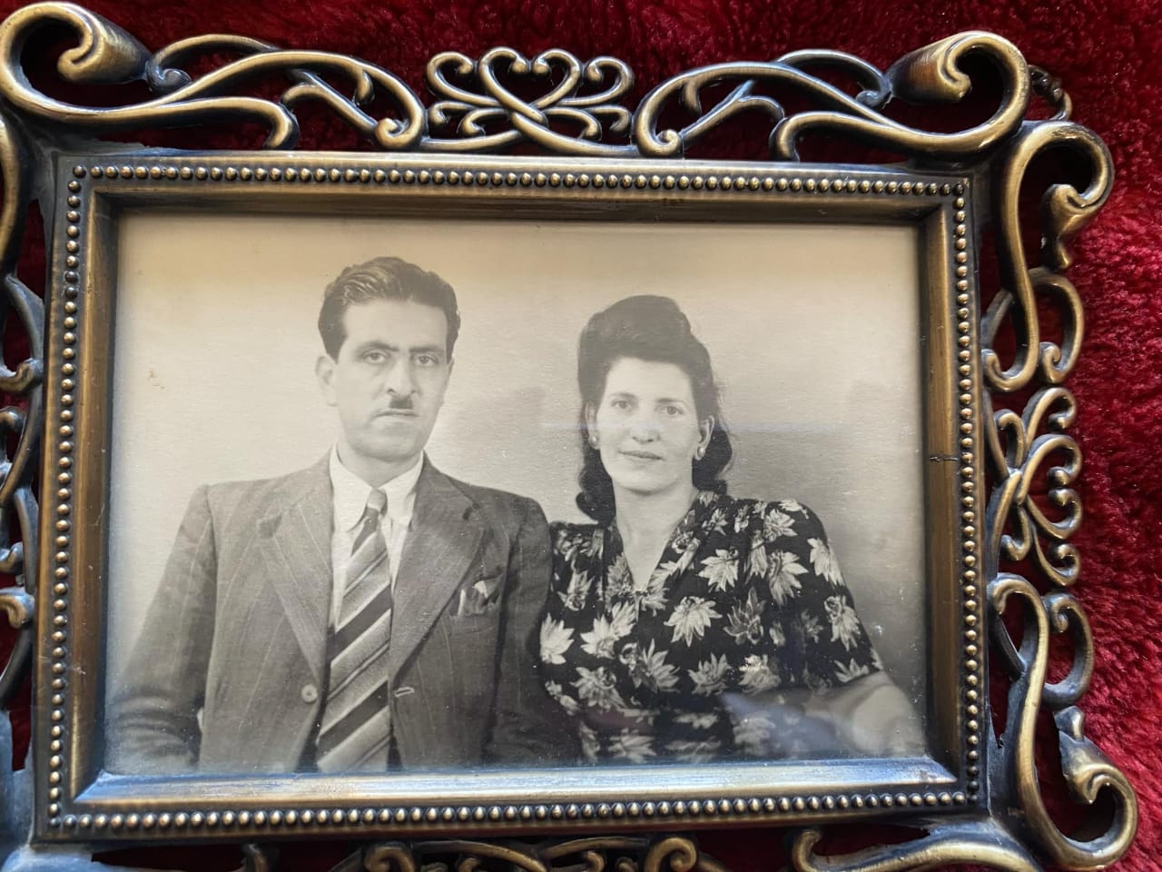 الزوجان إبراهيم موسى ميخائيل و عزيزة خليل ميخائيل خلال فترة خطوبتهم في رام الله عام 1932 عائلة ميخائيل موقع حكايات فلسطينية