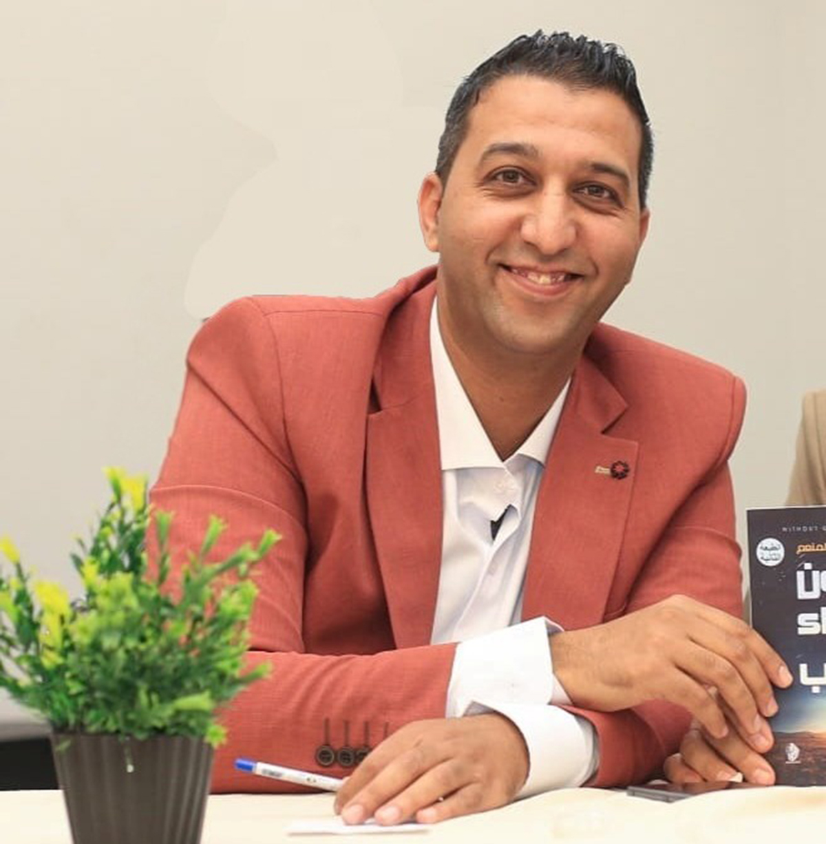 الكاتب محمد أيوب