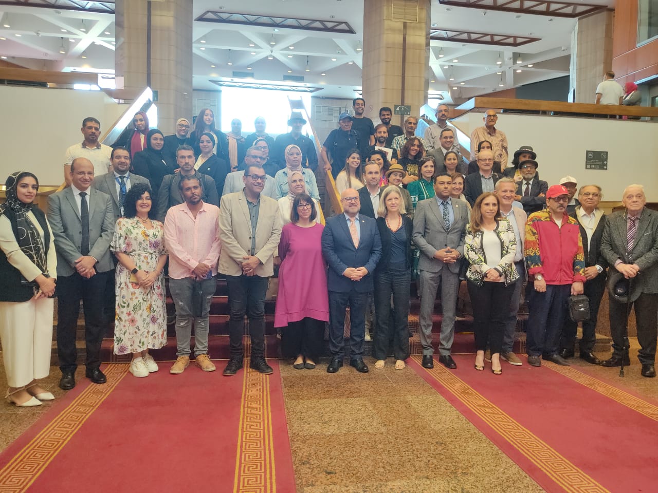 صورة جماعية بعد لقاء "ماوراء الحنين إلى الماضي"