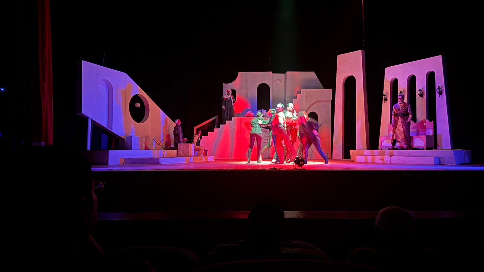 العرض المسرحي «الطريق»