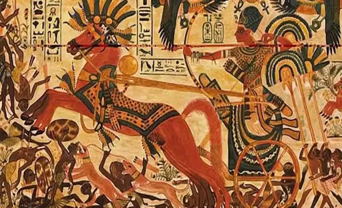 غطاء صندوق خشبي بمقبرة الملك الفرعون الذهبي تظهر رسماً له وهو يقود عربيه في رحلة صيد