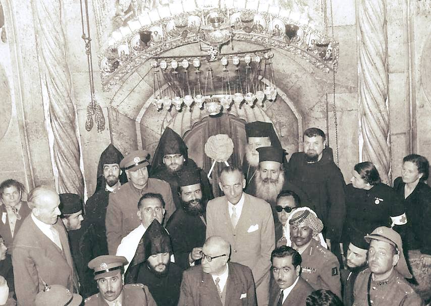 الشيخ جواد في حفل ختم القبر المقدس يوم سبت النور بتاريخ 5 مايو 1956عائلة جودة آل غضبة الحسيني- موقع حكايات فلسطينية