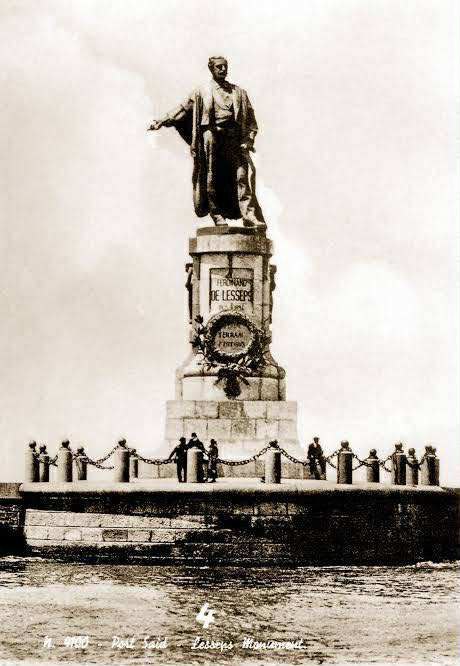 تمثال ديليسيبس على قاعدته آخر الممشى السياحي قديما