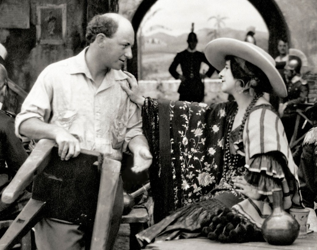 لقطة نادرة من كواليس فيلم "كارمن" (1915) للمخرج سيسيل بي.ديميل وتظهر فيها الممثلة جيرالدين فارار التي أدت دور كارمن وهي تتحدث للمخرج