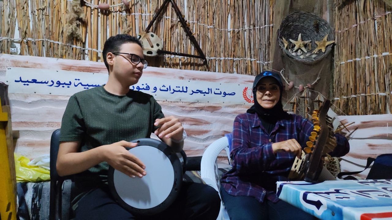 فاطمة المرسي أول عازفة على آلة السمسمية