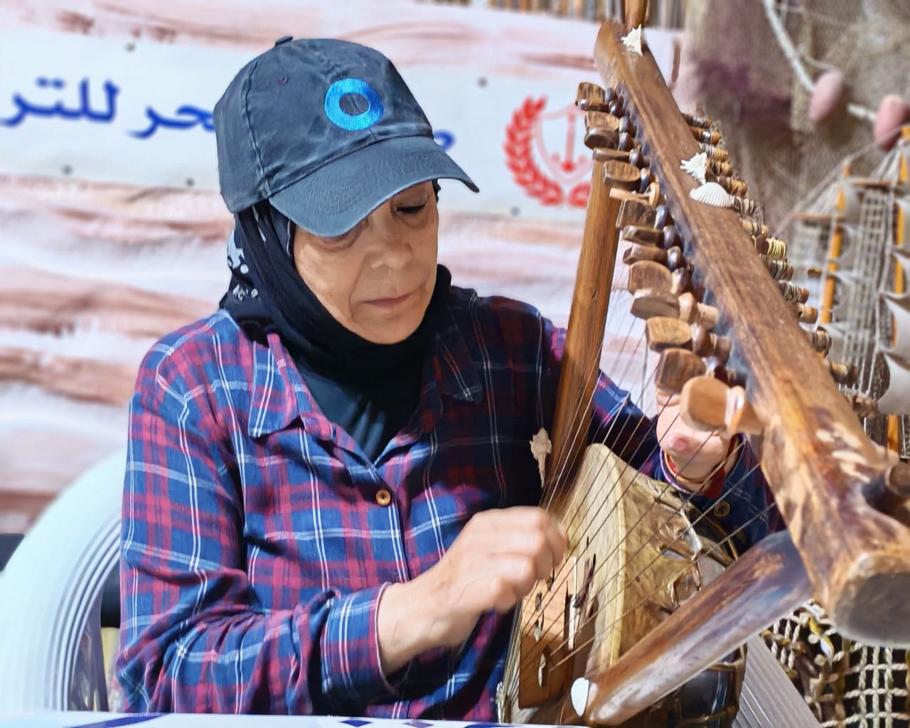 فاطمة المرسي أول عازفة على آلة السمسمية