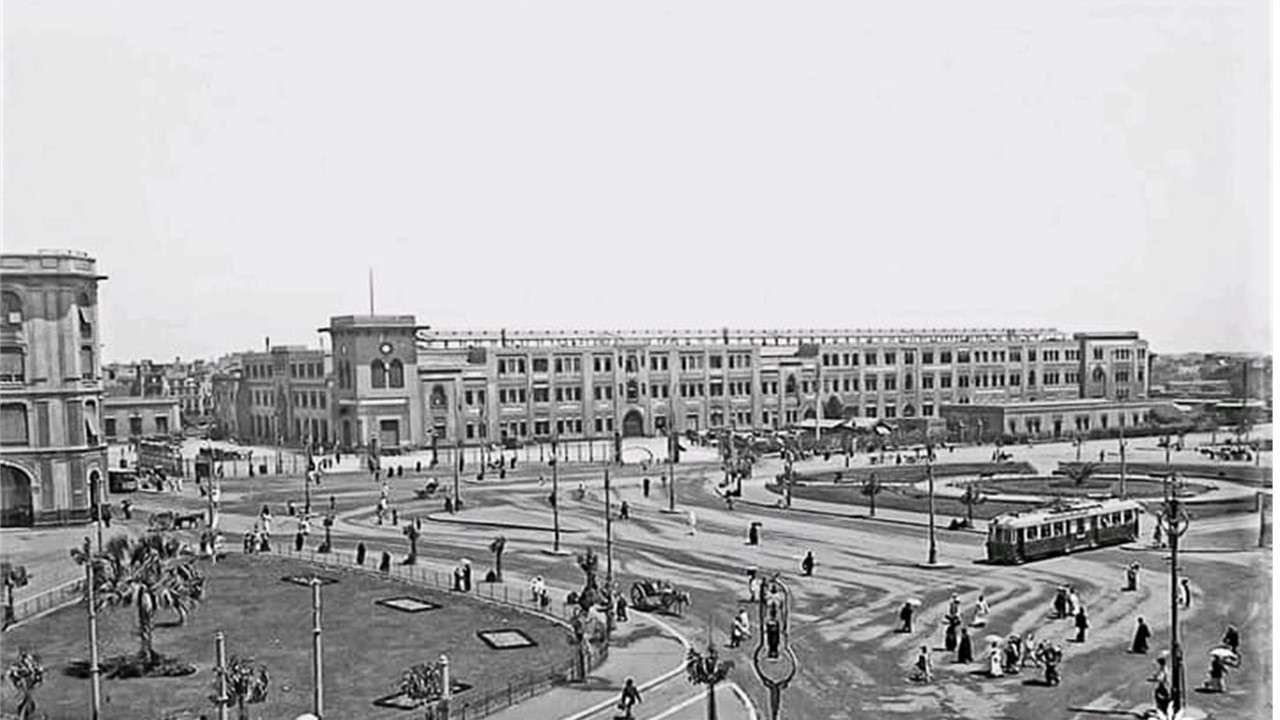 ميدان رمسيس في عشرينيات القرن الماضي..ويظهر مبنى الإدارة الهندسية فى الطرف الأيسر