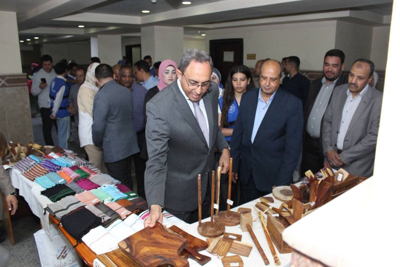 محافظ قنا يتفقد الأعمال التراثية التي ستشارك في المهرجان بمصنع السرسوع