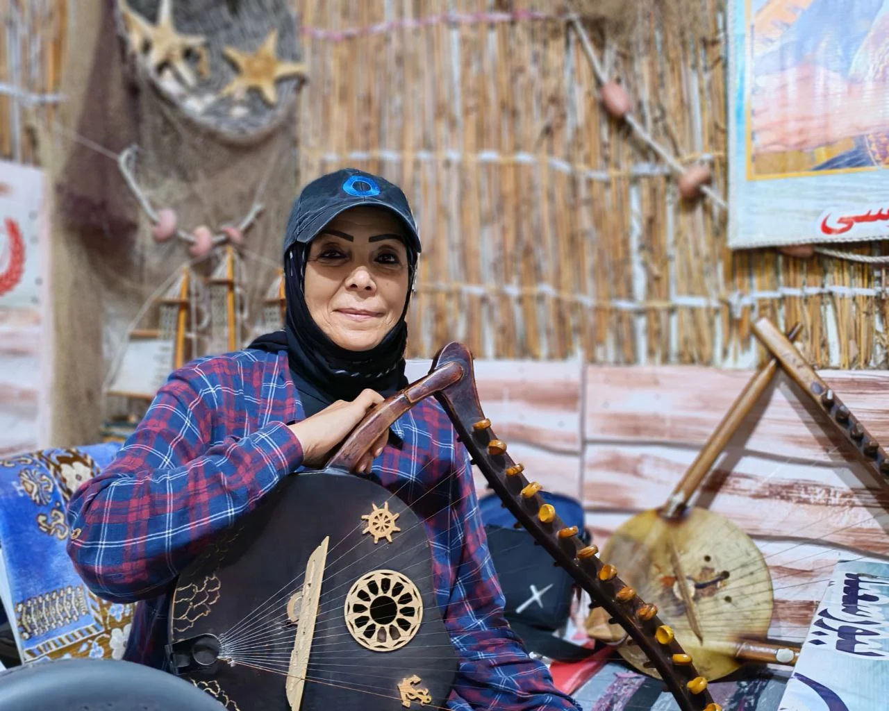 فاطمة المرسي أول عازفة على آلة السمسمية