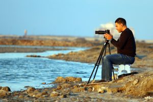 مصور يتجهز لإلتقاط صورة ببحيرة بورفؤاد.. تصوير: محمد عوض