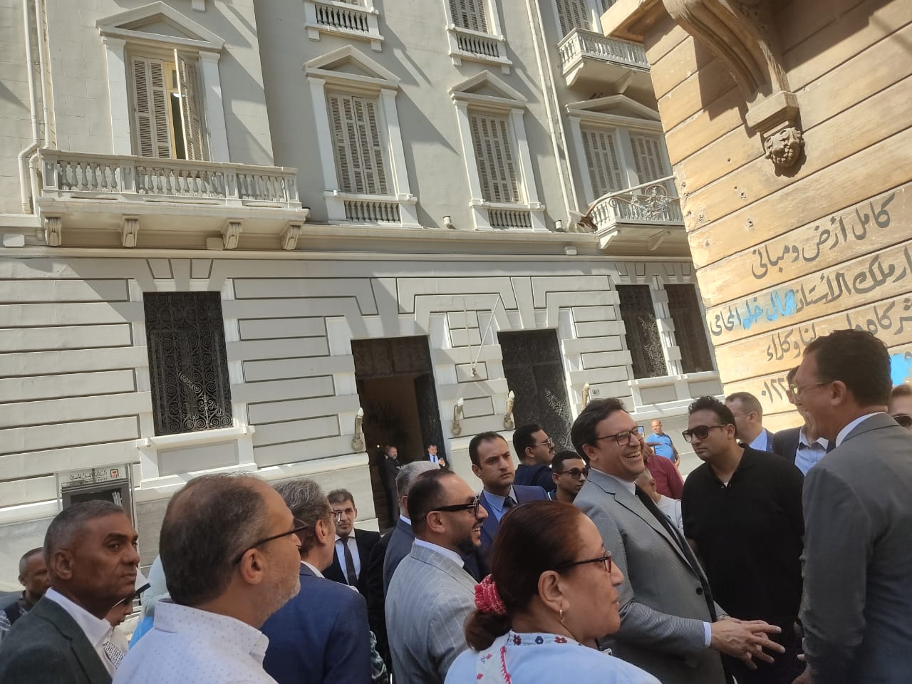وزير الثقافة أمام قصر ڤيني.. تصوير: دعاء عبدالحميد