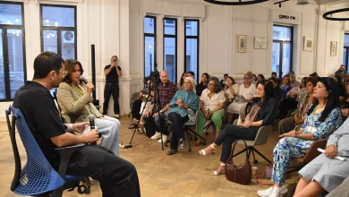 الفنانة هند صبري تدير جلسة الحوار الأولى إلى جانب الشاعر سالم مصالحة.. تصوير: هبة معوض