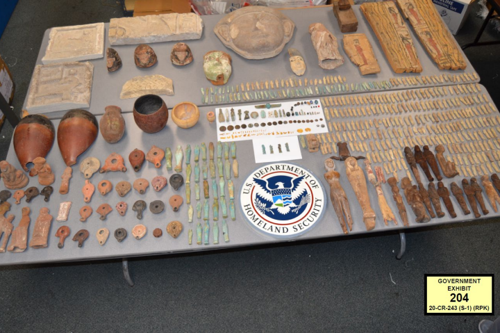 آثار مصرية تم ضبطها مع أشرف عمر الضرير.. من مستندات التحقيق معه