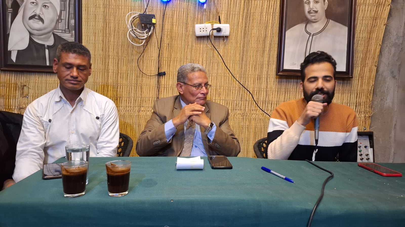 إحدى الأمسيات الشعرية بالمقهى.. الصورة من سحر الجمال