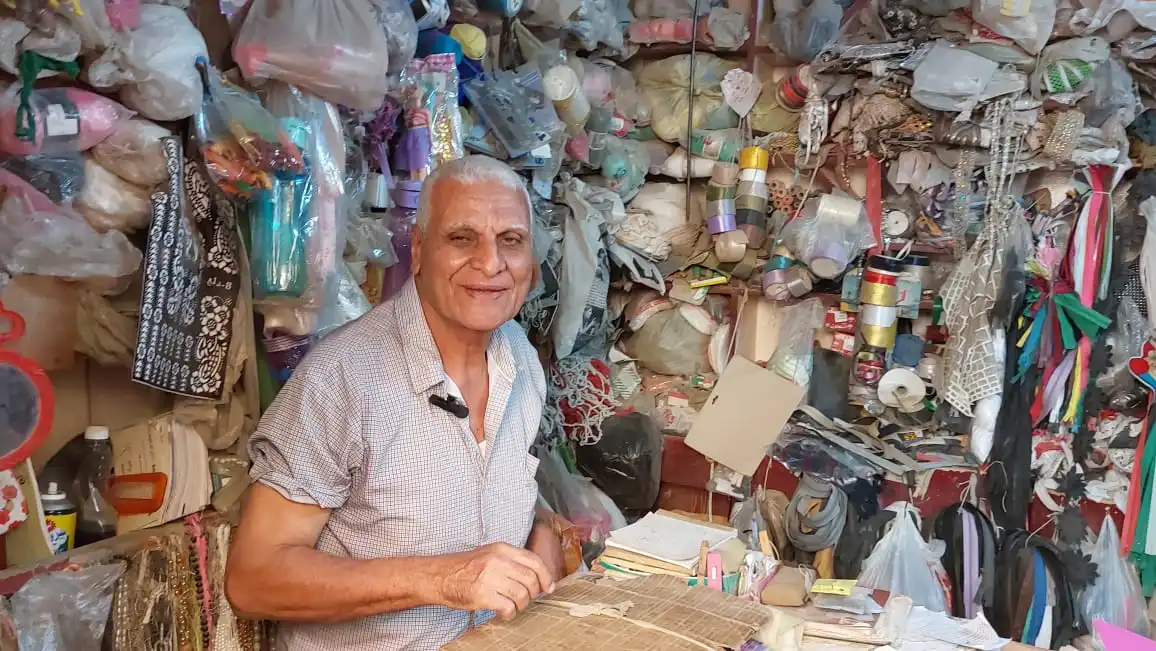 عم ويصا أنور صاحب أقدم محل خردوات بالمنيا.. تصوير: أسماء منتصر