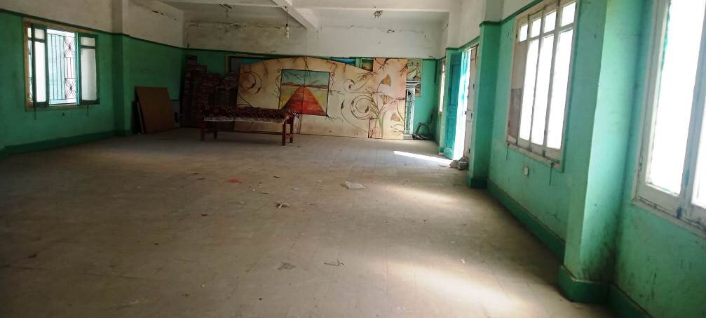 صالة الاستقبال فى قصر ثقافة سفاجا مهدمة.. تصوير /إسراء محارب