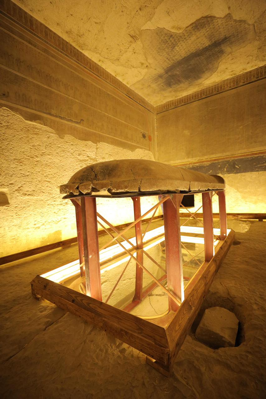 من داخل مقبرة امنحتب الثالث بوادي الملوك - تصوير أبو لحسن عبد الستار