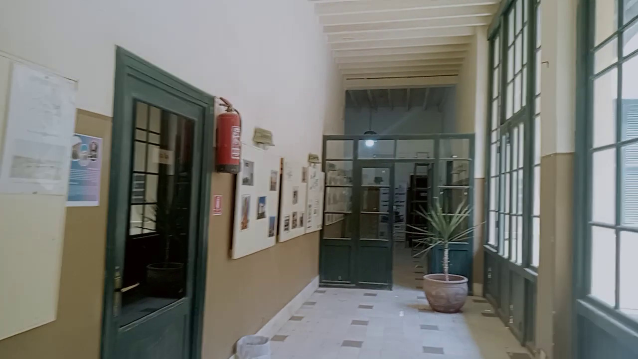 ممر يربط بين القاعات والمكاتب الإدارية.. تصوير: إسراء محارب