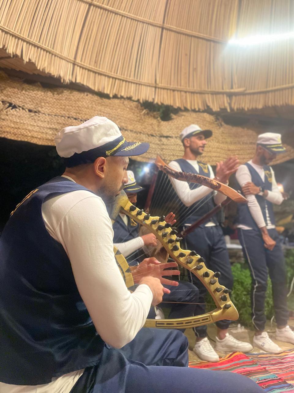 فرقة صحبة تؤدي عرضا بمدينة أسوان.. تصوير: محمد عوض