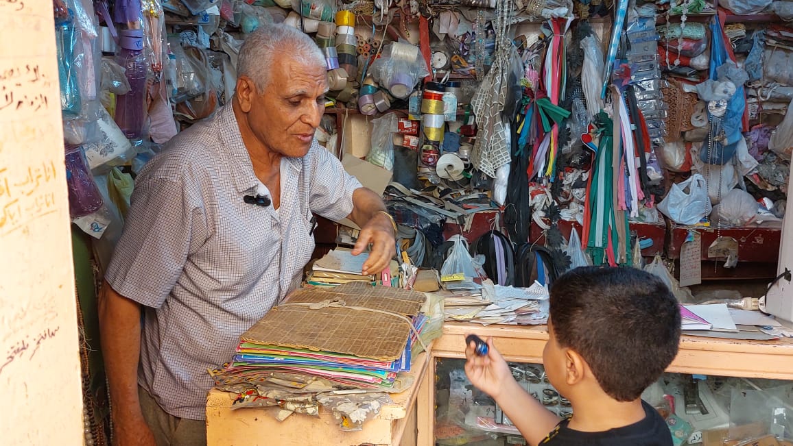 ويصا أنور صاحب محل خردوات بالمنيا.. تصوير: أسماء منتصر