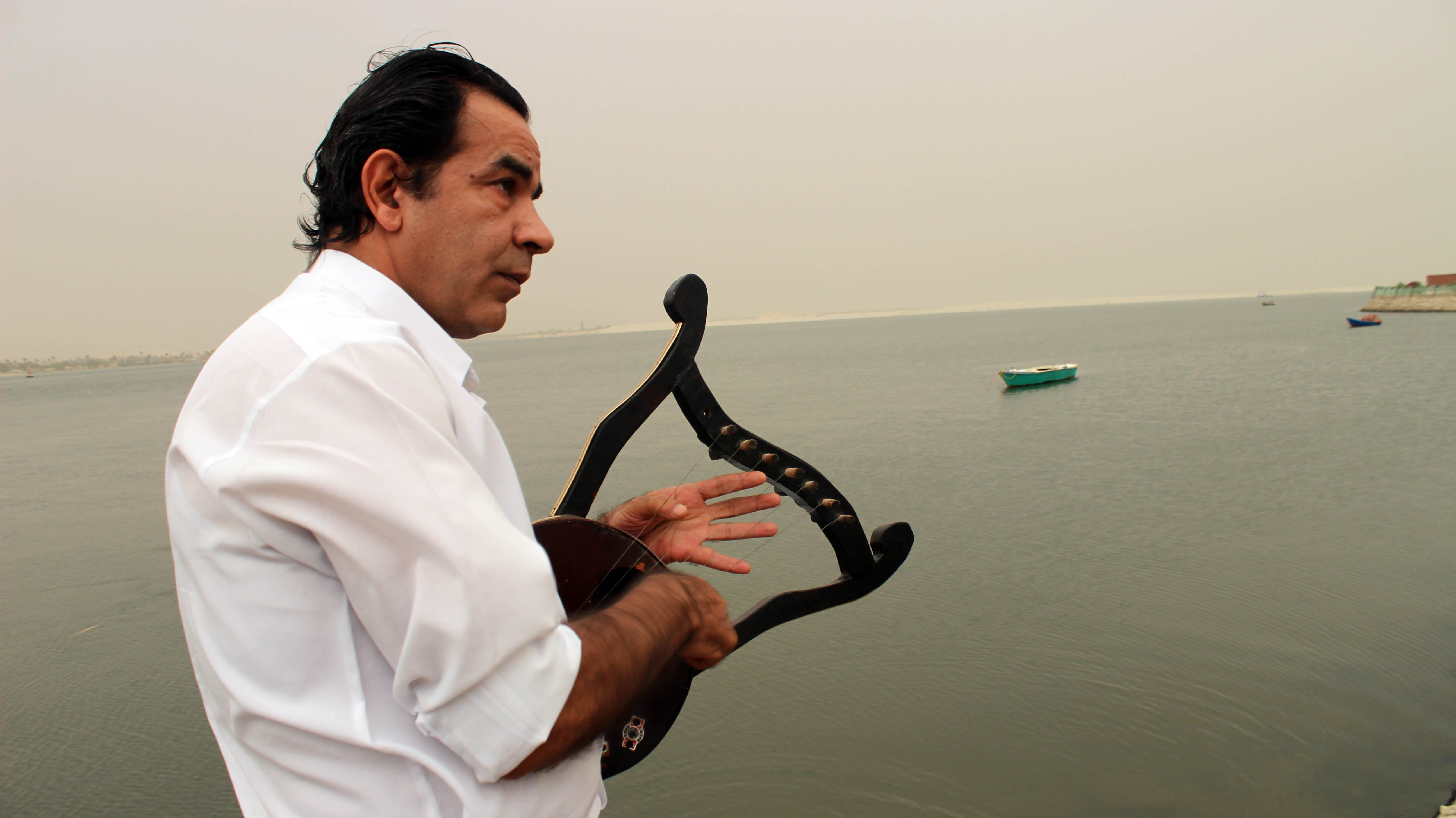 رضا قنديل عازف سمسمية بمدينة الإسماعيلية.. تصوير: محمد عوض