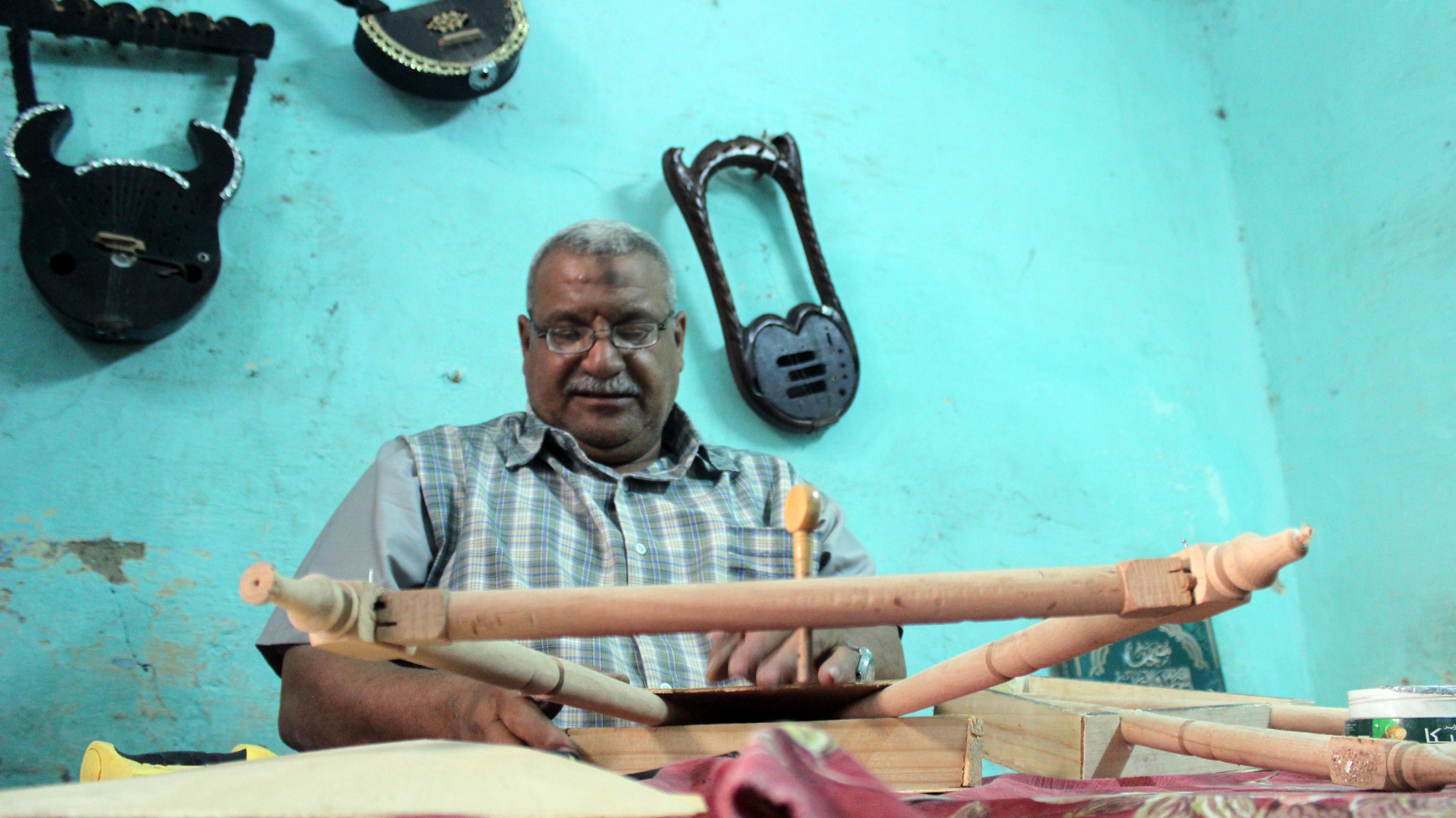 محمد ميدا، صانع سمسمية بمنزله بالإسماعيلية.. تصوير: محمد عوض