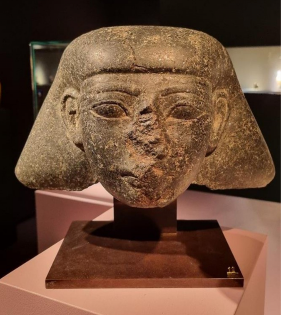 رأس حجري مصري قديم أعيد إلى مصر من هولندا.. المصدر هيئة المعلومات والتراث الهولندية