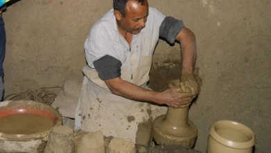 أححد صانعي الفخار بقرية القصر بالداخلة.. تصوير: هدير محمود