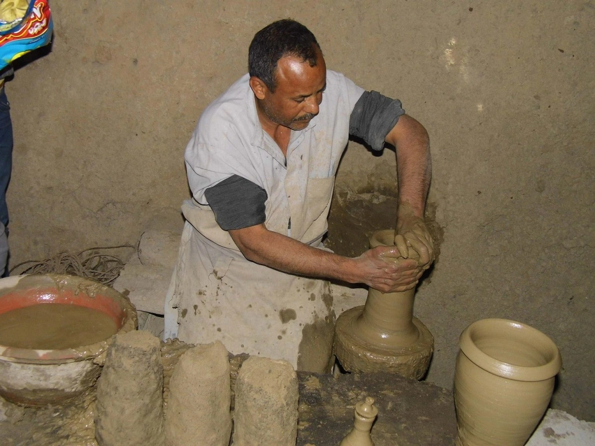 أححد صانعي الفخار بقرية القصر بالداخلة.. تصوير: هدير محمود