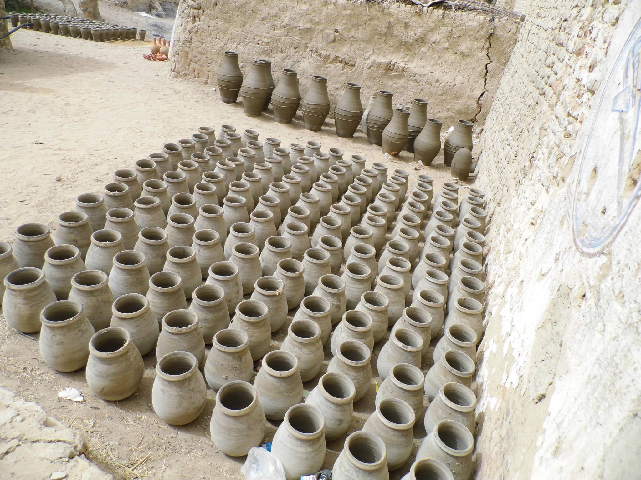 صناعة الفخار بمحافة الوادي الجديد بقرية القصر بالداخلة.. تصوير: هدير محمود