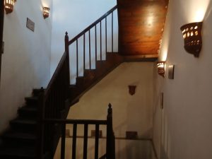 السلالم الداخلية للفندق.. تصوير: إسراء محارب