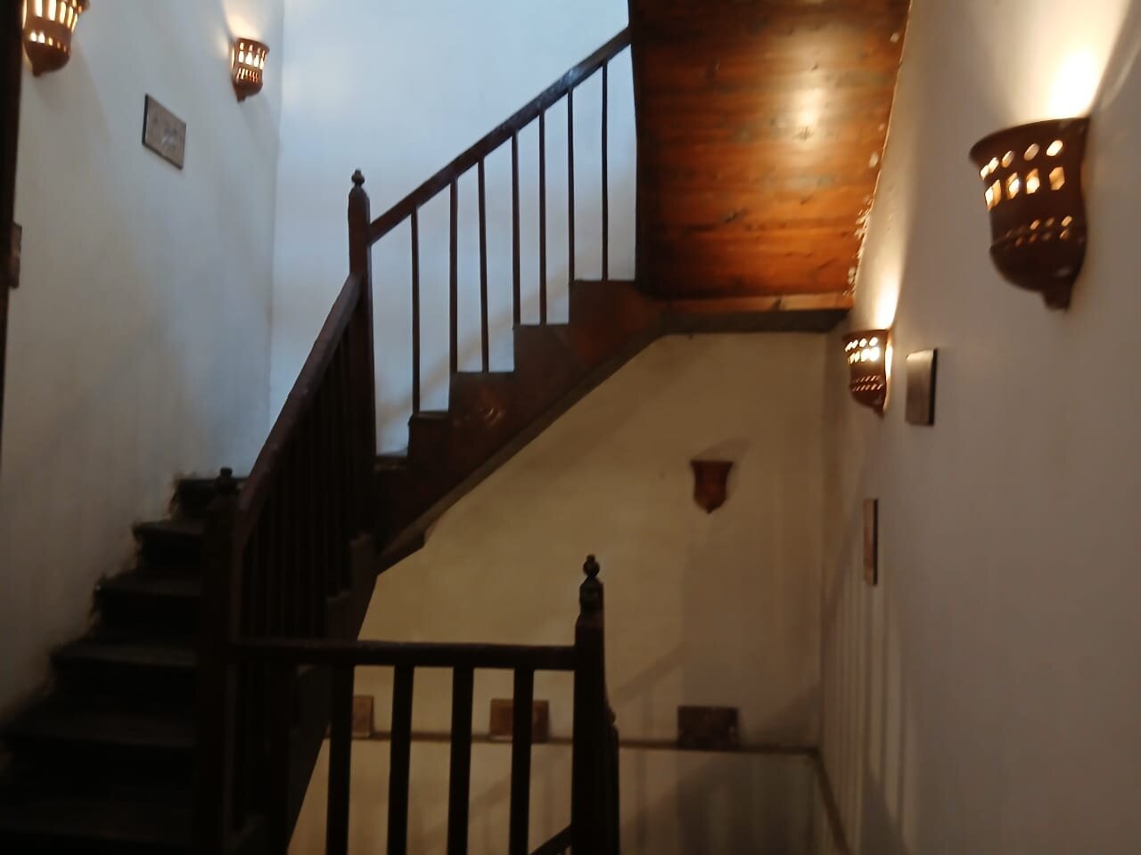 السلالم الداخلية للفندق.. تصوير: إسراء محارب