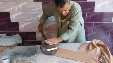 عم مجدي عياد، مكوجي رجل بالمنيا.. تصوير: أسماء منتصر