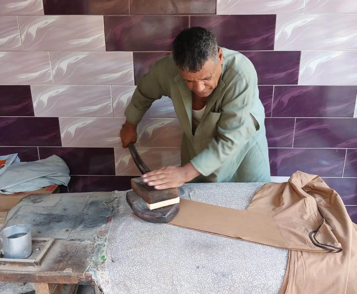 عم مجدي عياد، مكوجي رجل بالمنيا.. تصوير: أسماء منتصر