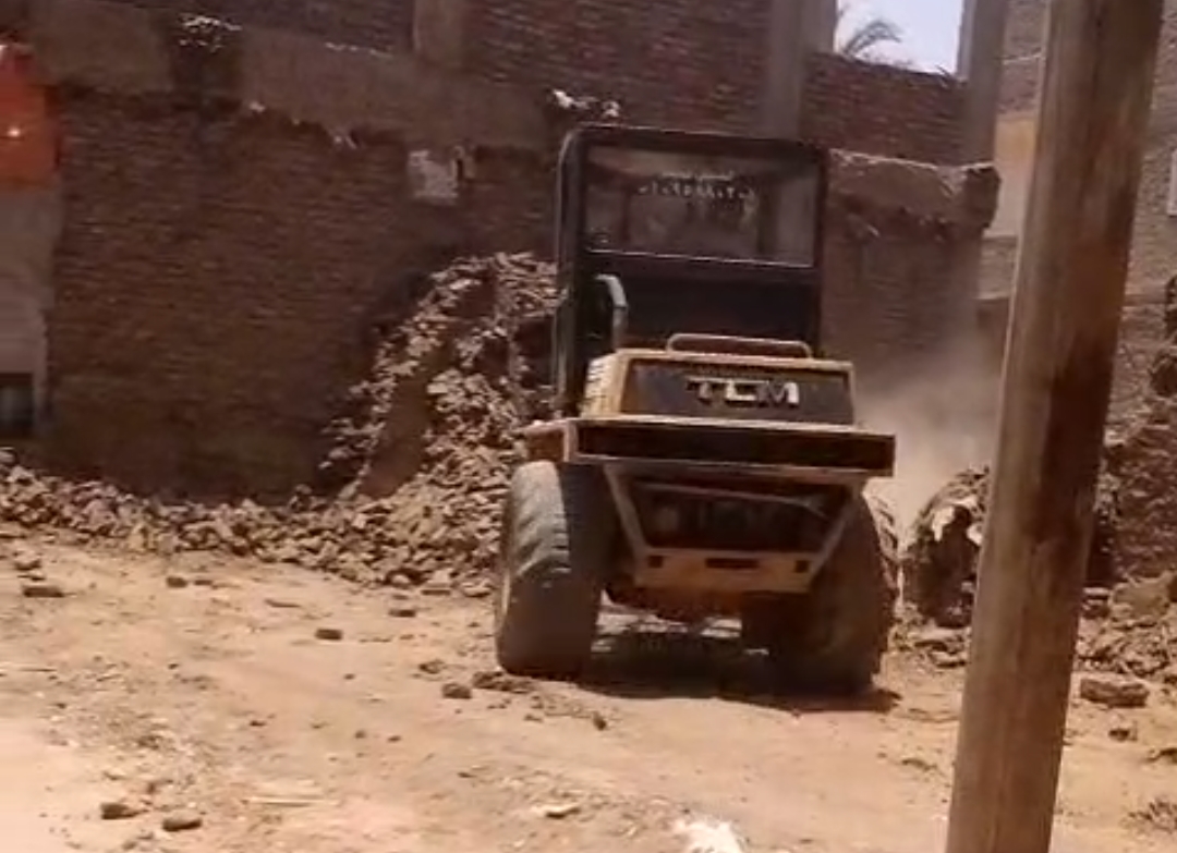 هدم منزل حسن فتحي باستخدام اللودر.. الصورة من أحد أهالي القرية