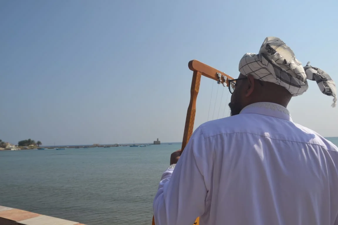 فرقة آلة السمسمية التي تعمل فى مدن البحر الأحمر لإحياء الفن التلقي والشفهي 