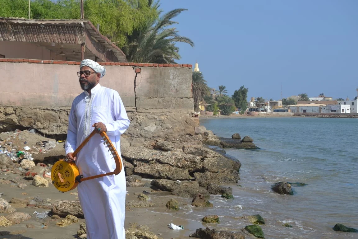 فرقة آلة السمسمية التي تعمل فى مدن البحر الأحمر لإحياء الفن التلقي والشفهي 