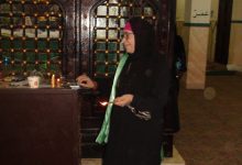 مرأة في زيارة لمقام الحاجة زكية
