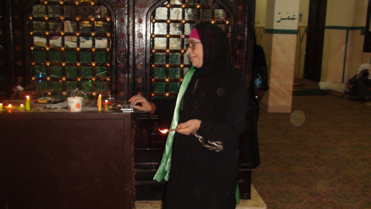 مرأة في زيارة لمقام الحاجة زكية