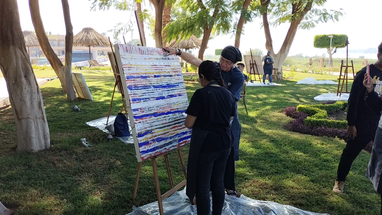 الفنان فابيو يدرب إحدى طالبات الفنون الجميلة.. تصوير: أبوالحسن عبدالستار