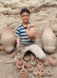 إسلام محمد، صانع فخار بالواحات.. تصوير: هدير محمود