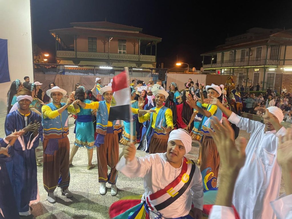 تفاعل بين راقصي فرقة قناة السويس لذوي الهمم وفرقة الحرية بالإسكندرية - تصوير محمد عوض