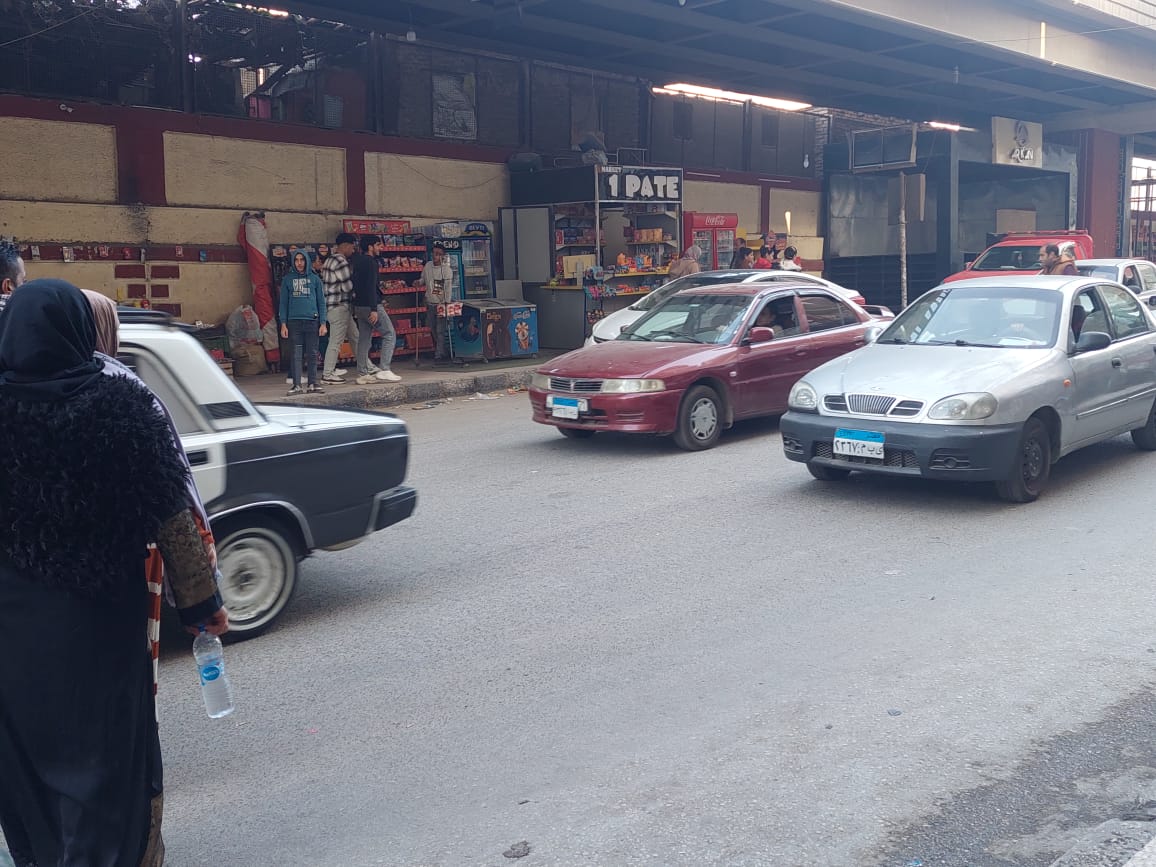 أكشاك عشوائية أسفل كوبري المحطة بأسيوط.. تصوير: جاسمين مهني