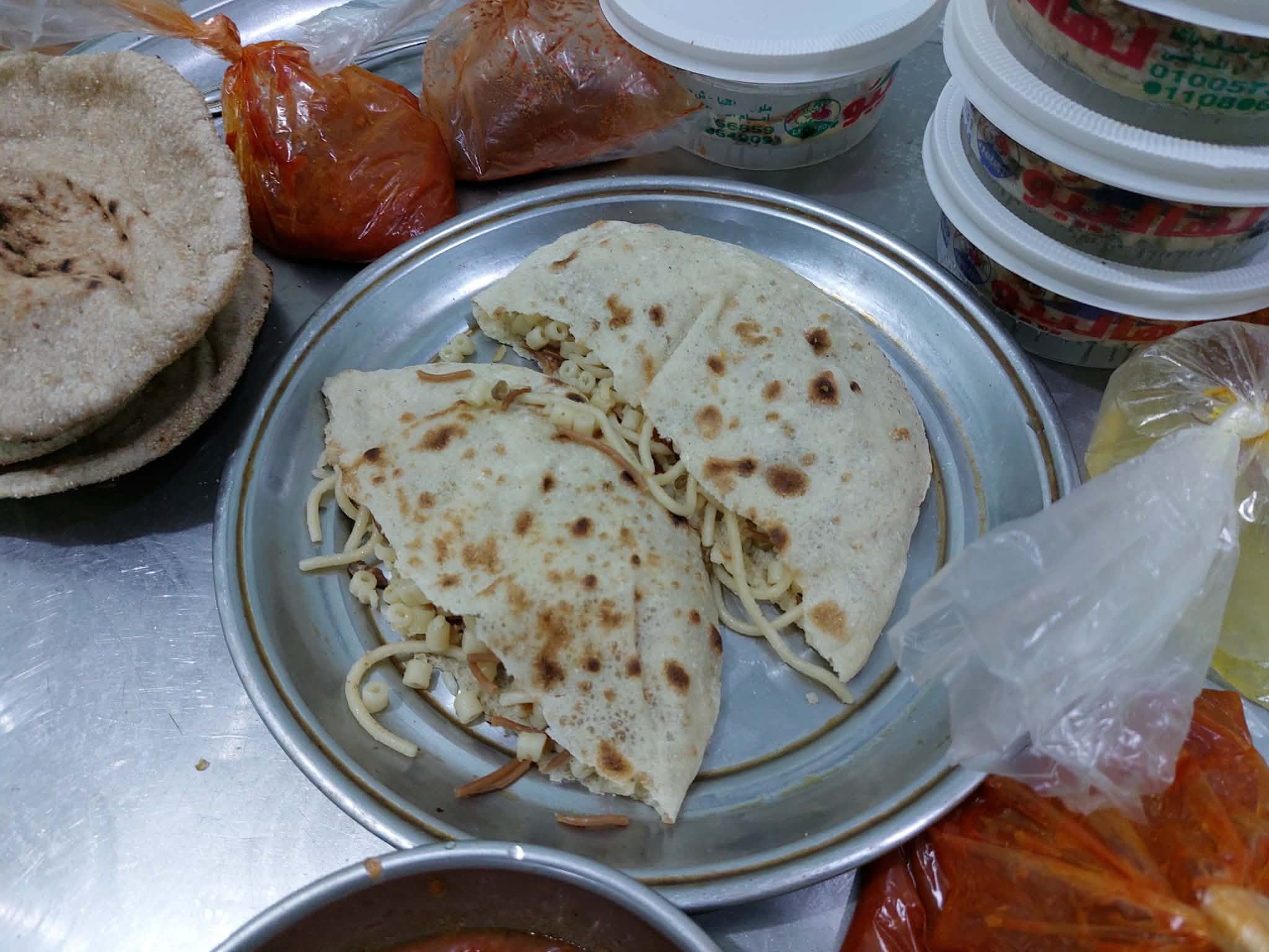 سندوتشات الكشري بالمنيا-تصوير أسماء منتصر